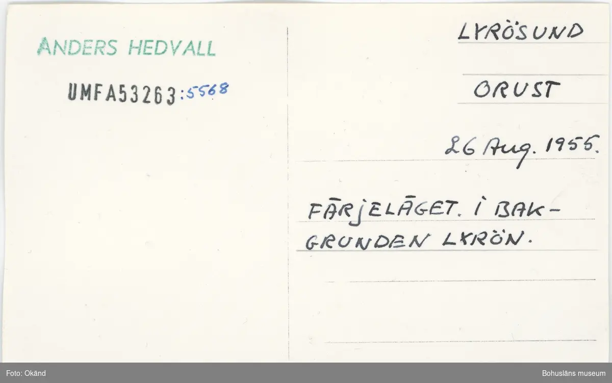 Noterat på kortet: "Lyrön Orust."
"Färjeläget. I bakgrunden Lyrön."
"26 Aug. 1955."