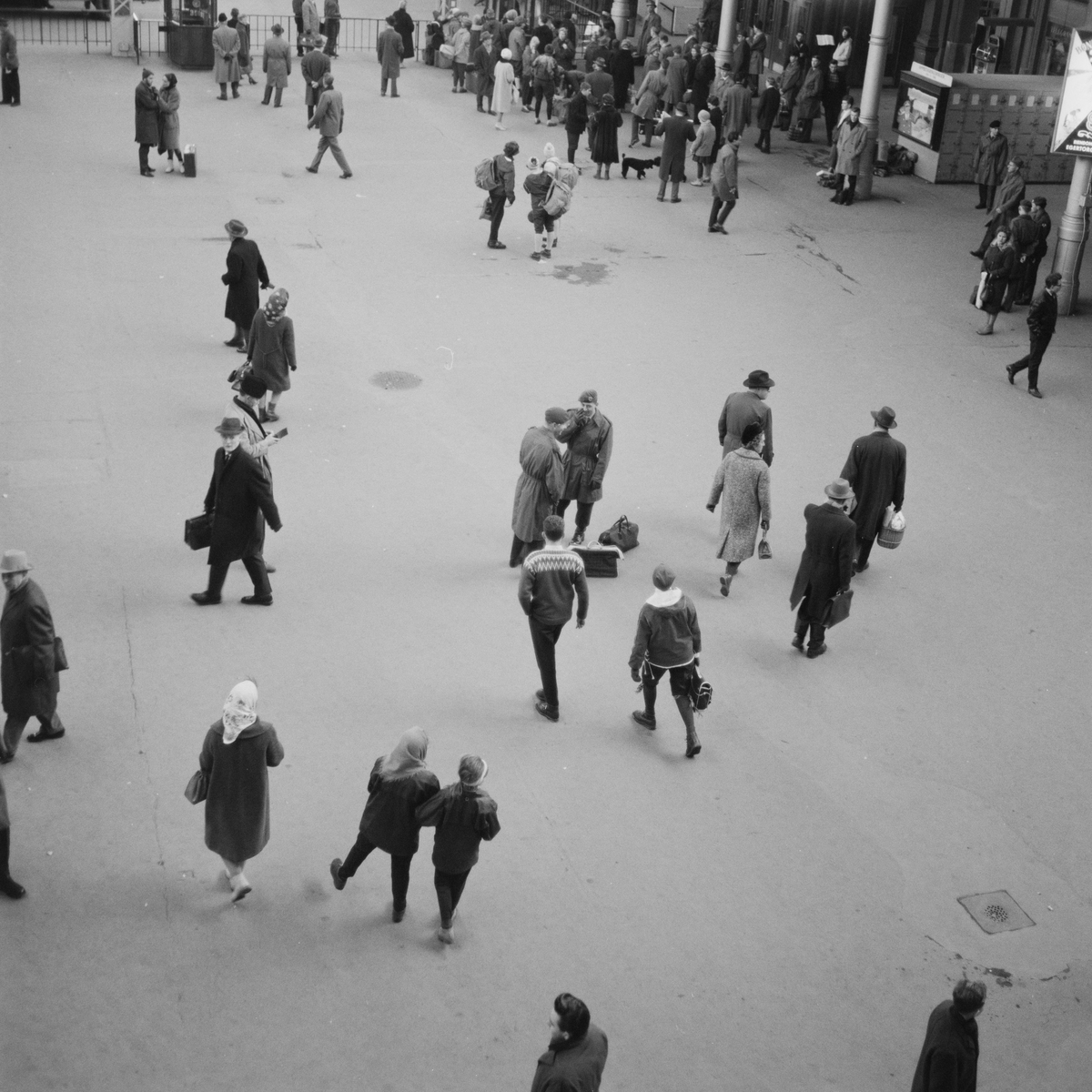 Myres reklamebyrå v/Kj. Andersen, foto av mange mennesker på Østbanen