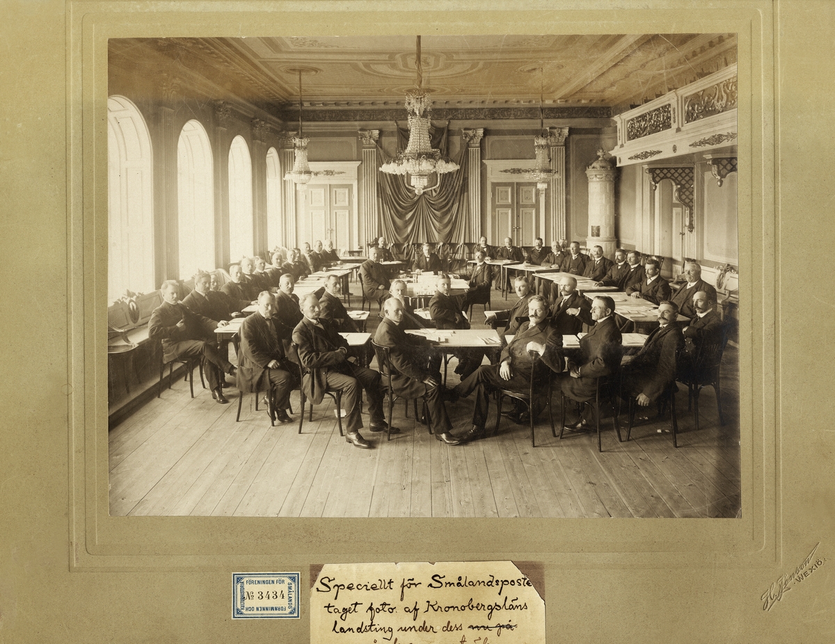 Kronobergs läns landsting är samlat för möte på stadshuset/stadshotellet i Växjö 1913.