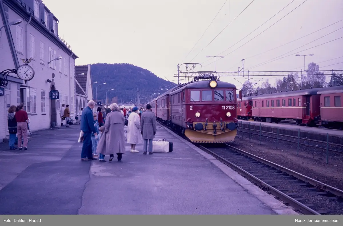 Elektrisk lokomotiv El 11 2108 med persontog fra Bø til Oslo S, tog 502, på Kongsberg stasjon