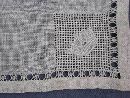 Två dukar med tränshålsöm på halvblekt tät linneväv. 

469:1 210 x 210 mm. Har i ena hörnet en broderad krona i konturnäversöm och tränshålsöm innanför fållen.

469:2 165 x 170 mm har tränshålsöm innanför fållen