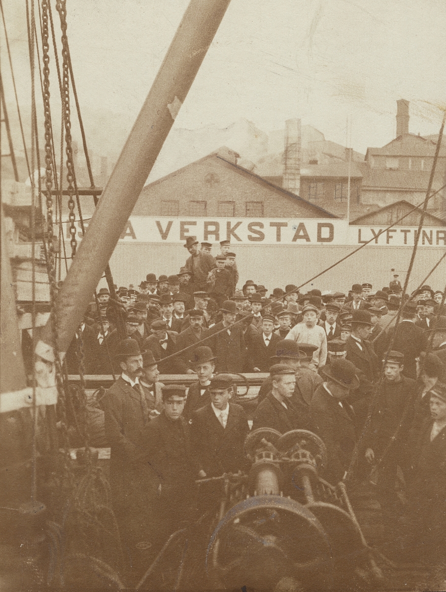Fotografi från första svenska Antarktisexpeditionen 1901-1904. Motiv av stor folksamling vid skepp.