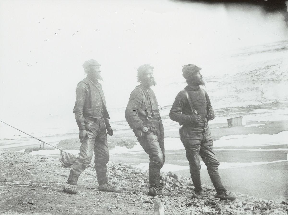 Fotografi från första svenska Antarktisexpeditionen 1901-1904. Motiv av expeditionsdeltagarna Johan Gunnar Andersson, Samuel Duse och Toralf Grunden vid Hope Bay.