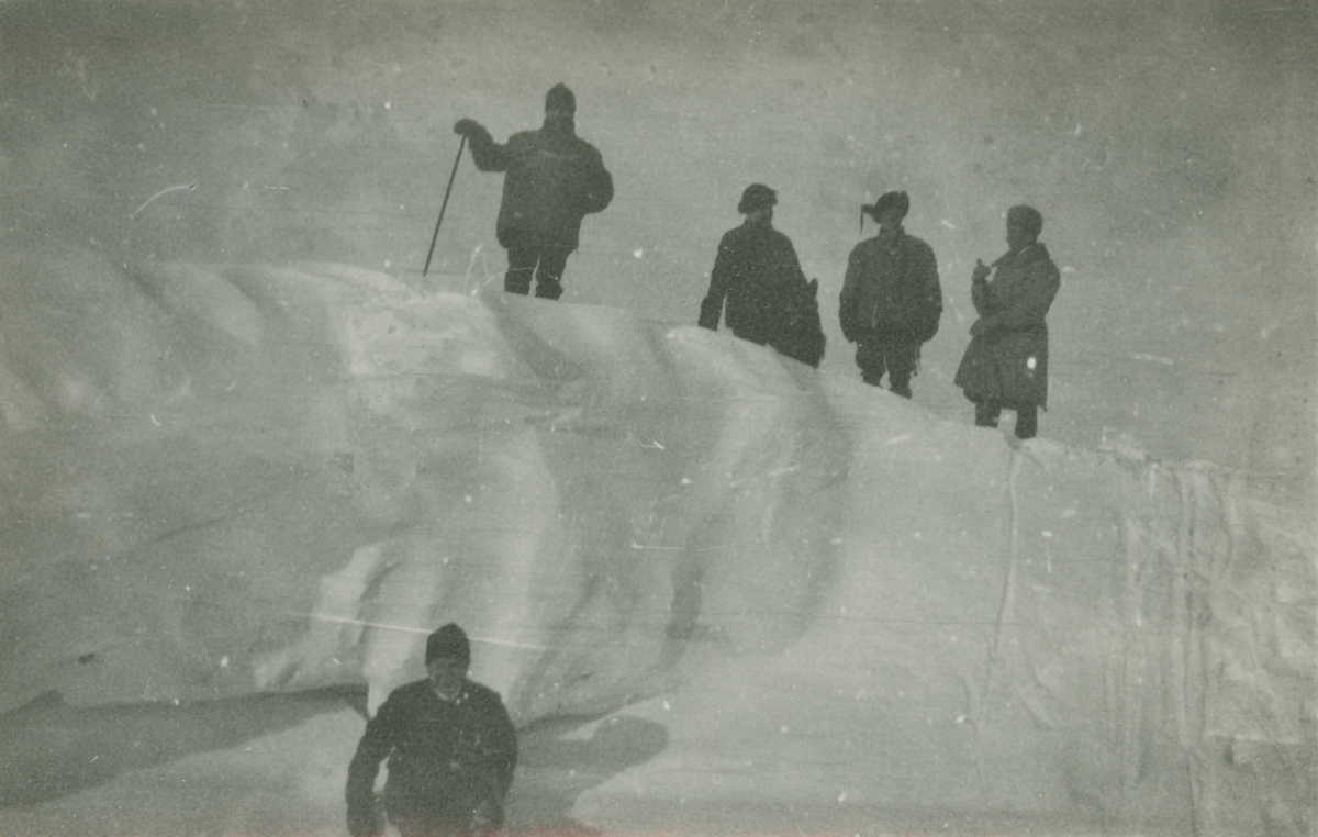 Fotografi från expedition till Spetsbergen. Motiv av expeditionsdeltagare som står på isberg.
