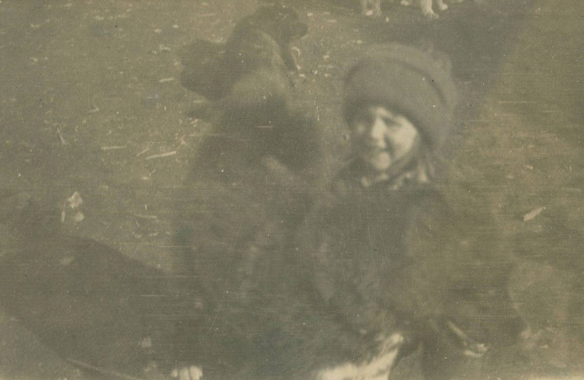 Fotografi från expedition till Spetsbergen. Motiv av barn och hund utomhus.
