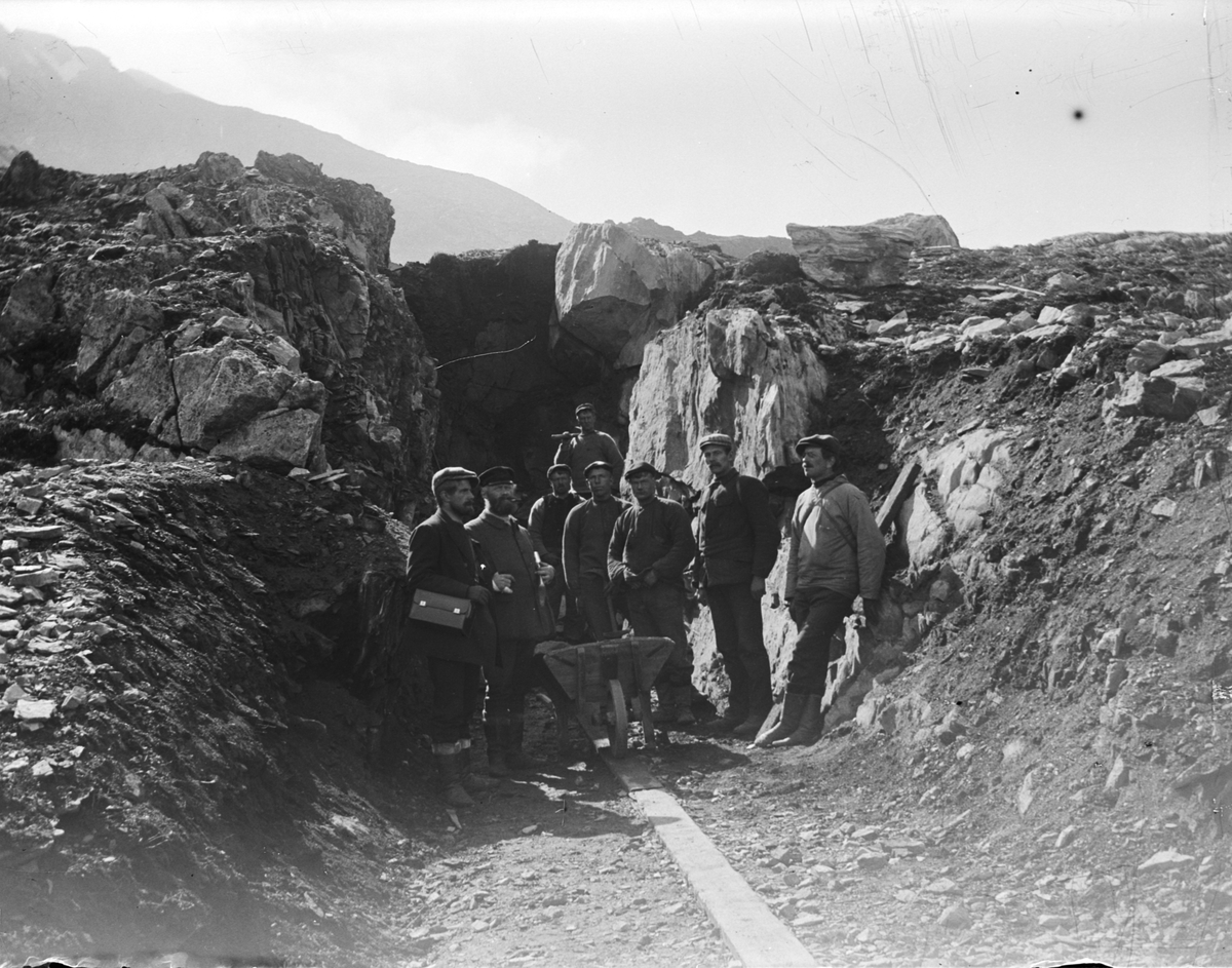 Fotografi från Grönland. Motiv av gruvarbetare vid ingång till gruva.