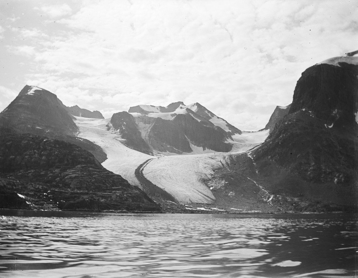 Fotografi från Grönland. Motiv av hav, berg och glaciär.