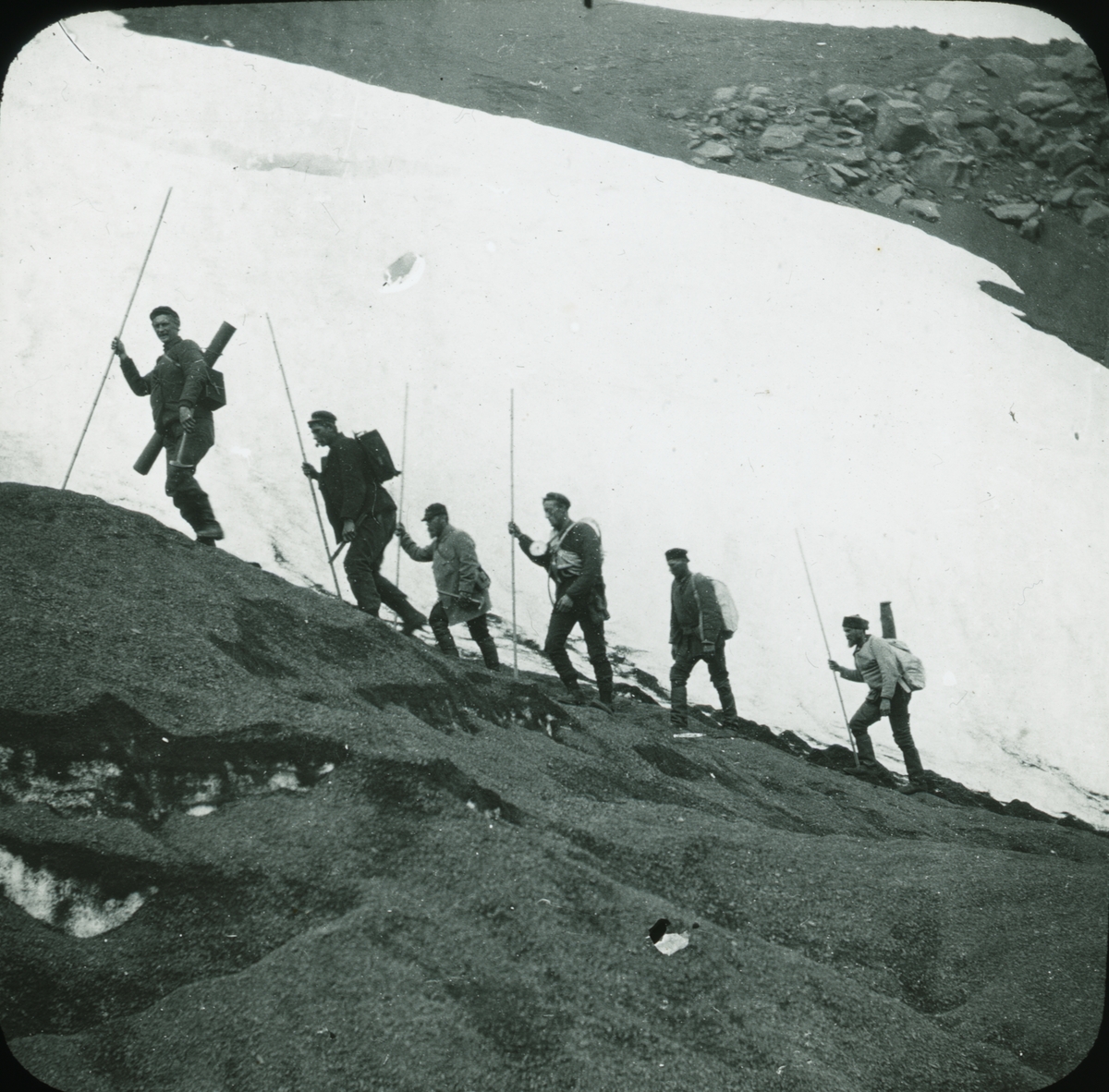 Fotografi från expedition till Spetsbergen. Motiv av sex expeditionsdeltagare som vandrar i berg.