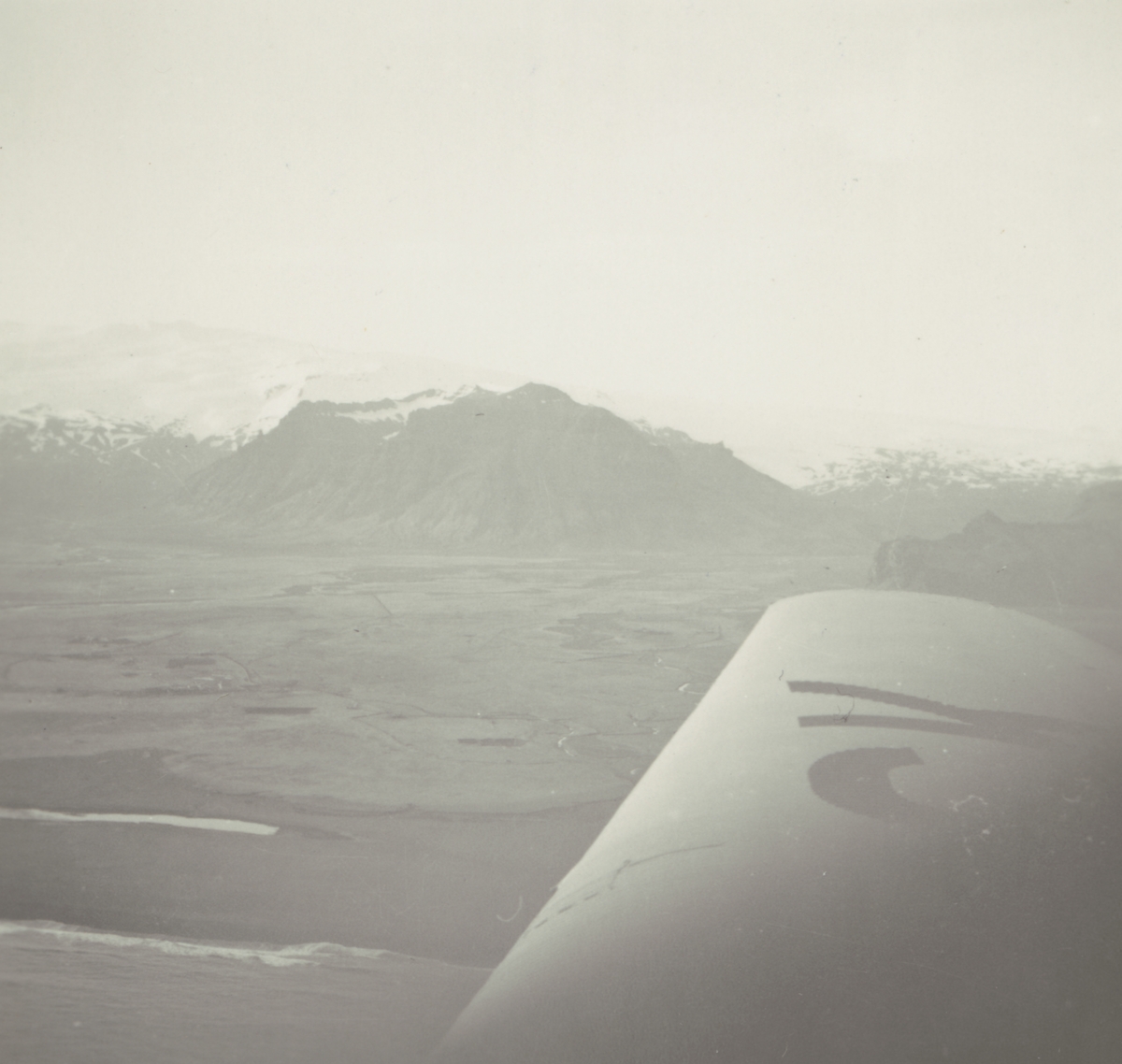 Fotografi från Albin Ahrenbergs resa till Grönland 1929. Vy över bergslandskap taget från flygplan.