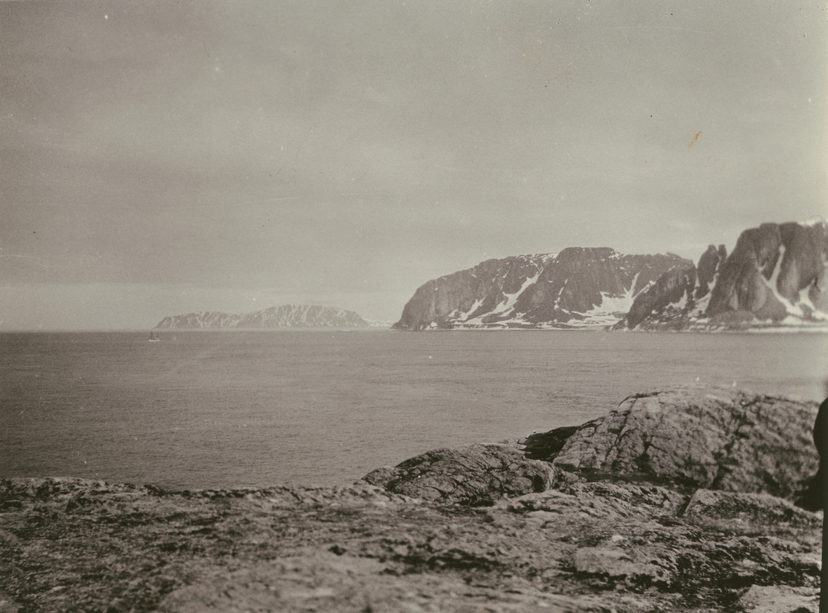Fotografi från Ahlmannexpeditionen 1931.Vy över hav, berg och himmel.