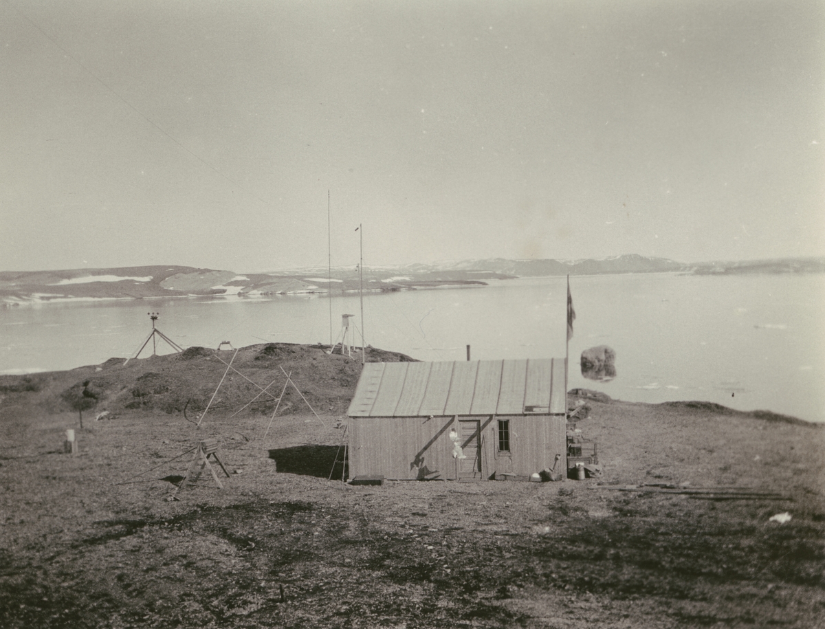 Fotografi från Ahlmannexpeditionen 1931. Motiv av basstationen "Sveanor".