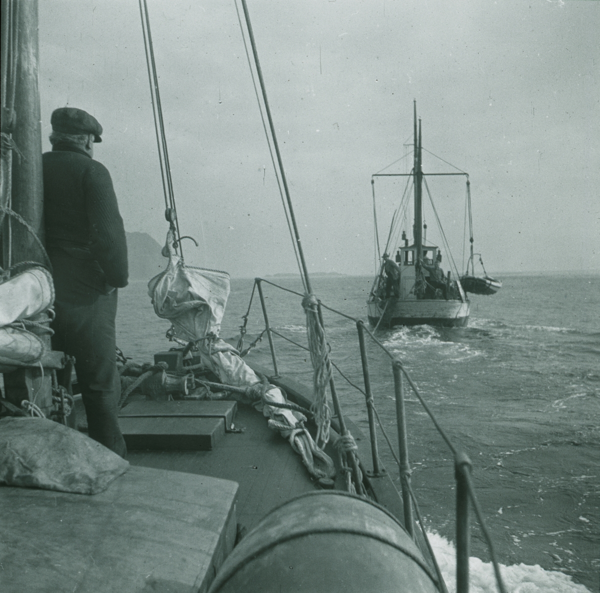 Fotografi från expedition till Spetsbergen. Motiv av två båtar på havet.