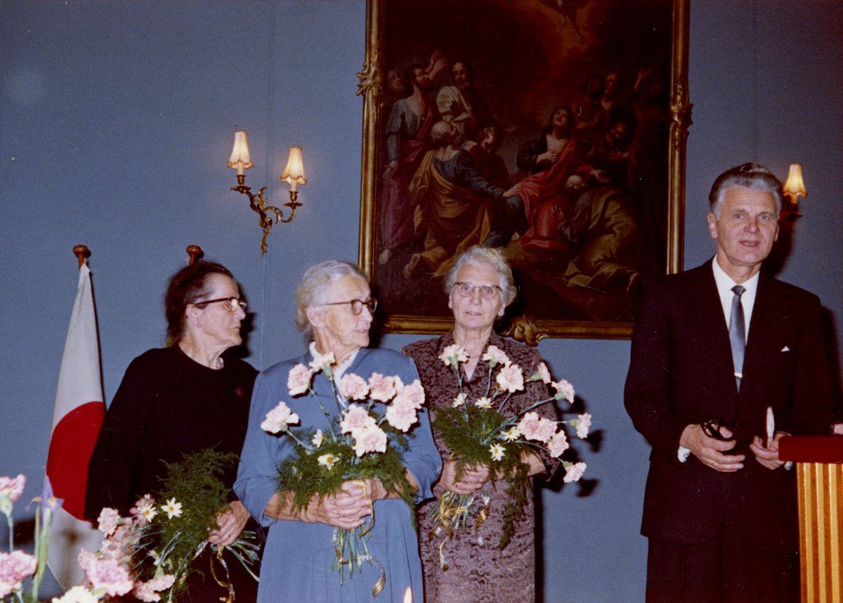 Bilde frå 80-årsjubileet til Porsgrunn Misjonssambands Kvinneforening.  Kvinna er leiar i jubileumsåret, Astrid Terjesen.