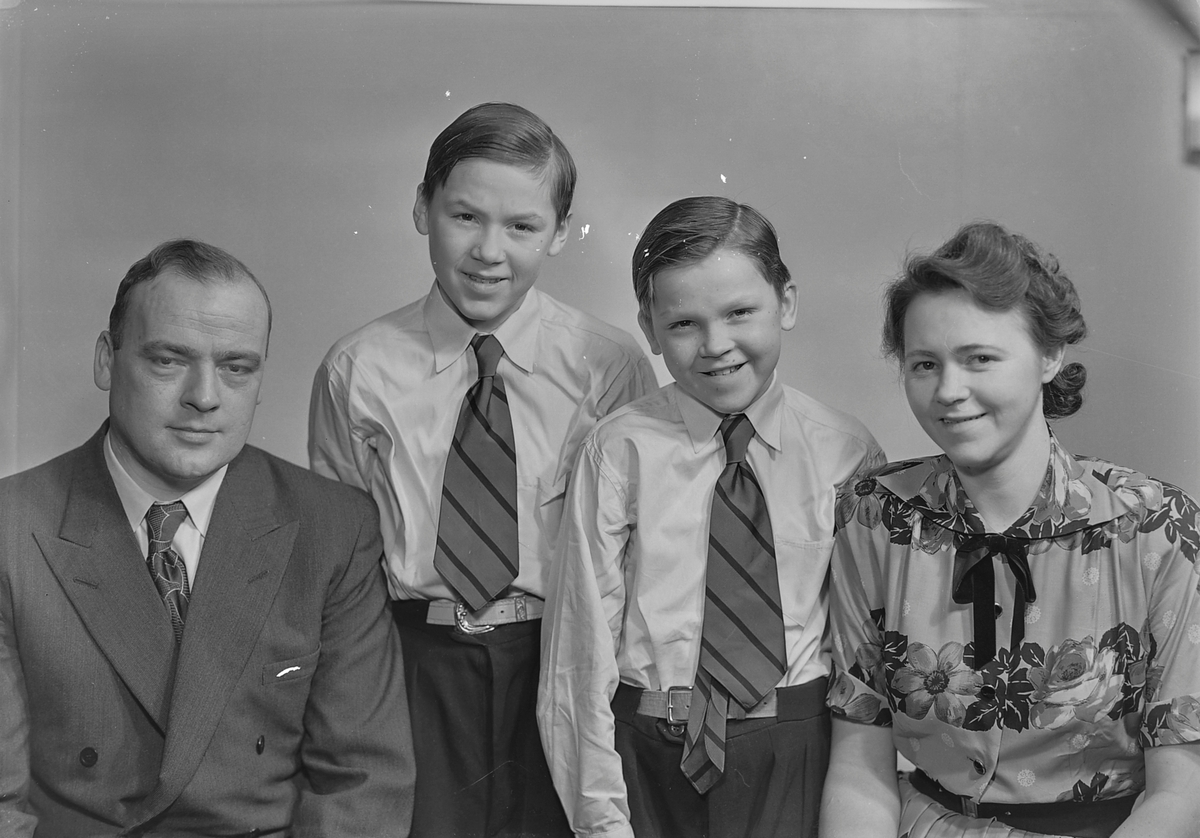 Gunnar og Hildur Anbakk med sønnene Terje og Torgeir