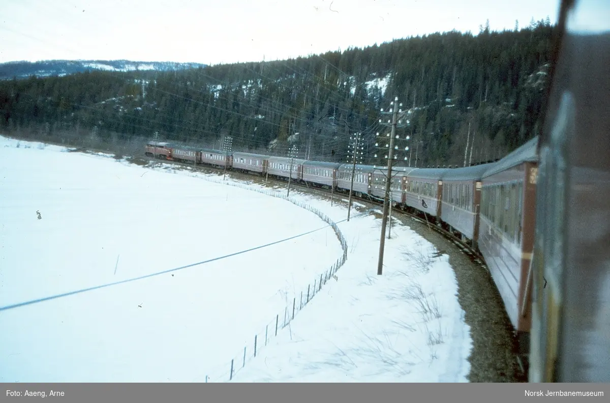 Diesellokomotiv Di 3 615 fremst og Di 3 som skyvelok bakerst i dagtoget fra Trondheim til Oslo S over Røros, tog 302, her ved Stai stasjon