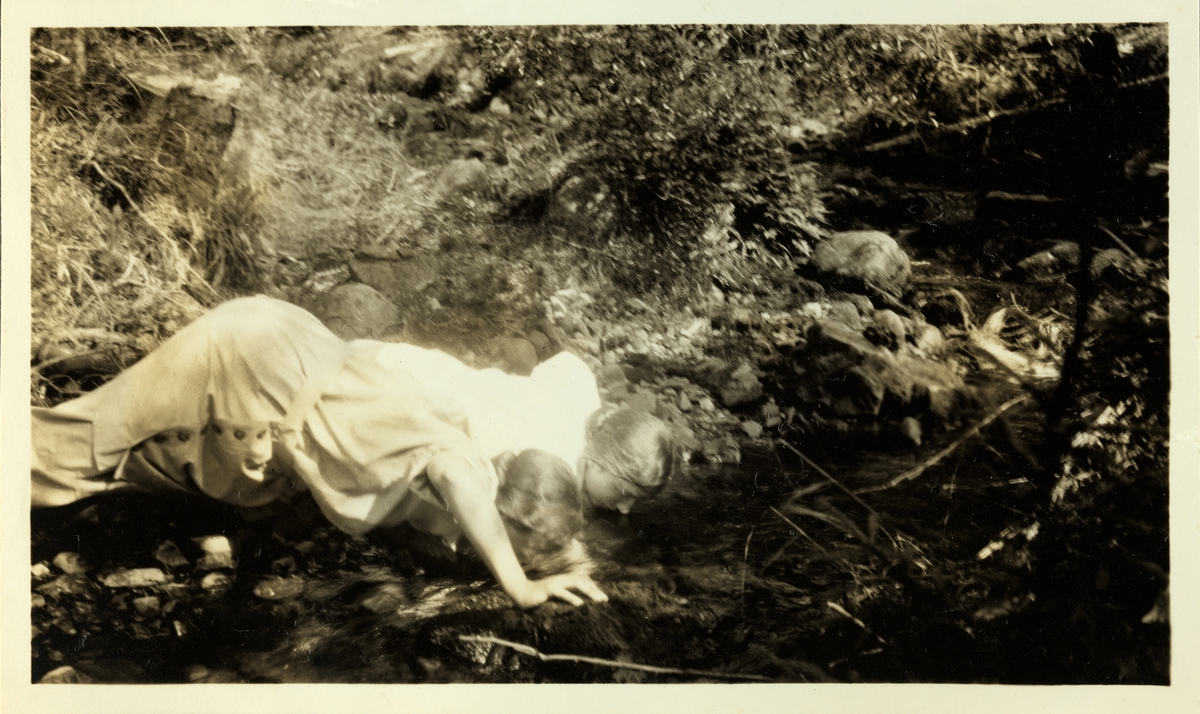 Lucy Egeberg og venninnen Birgit G. kjøler seg ned i vann i sommervarmen. Fotografert 1925.