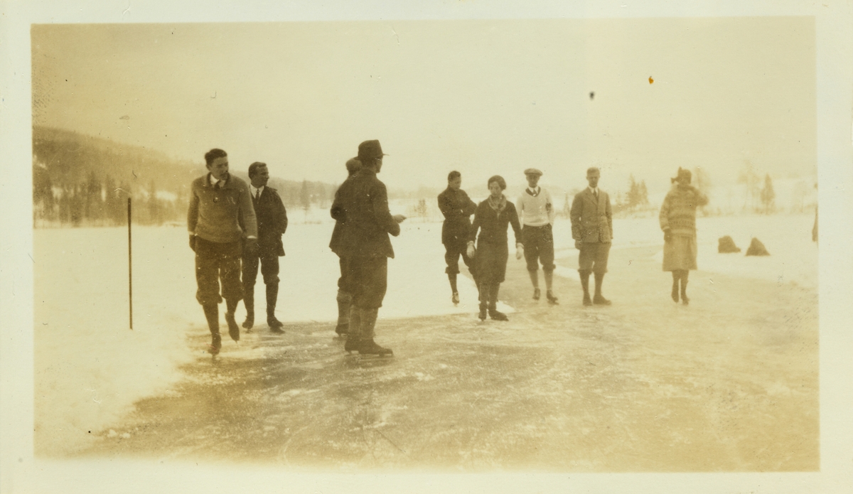 Mimi (Egeberg) og Kari(?) før start i sportsklubben "Bragd"s skøyteløp, antagelig på Bogstadvannet. Andre deltakere er tilskuere. Fotografert november 1925.