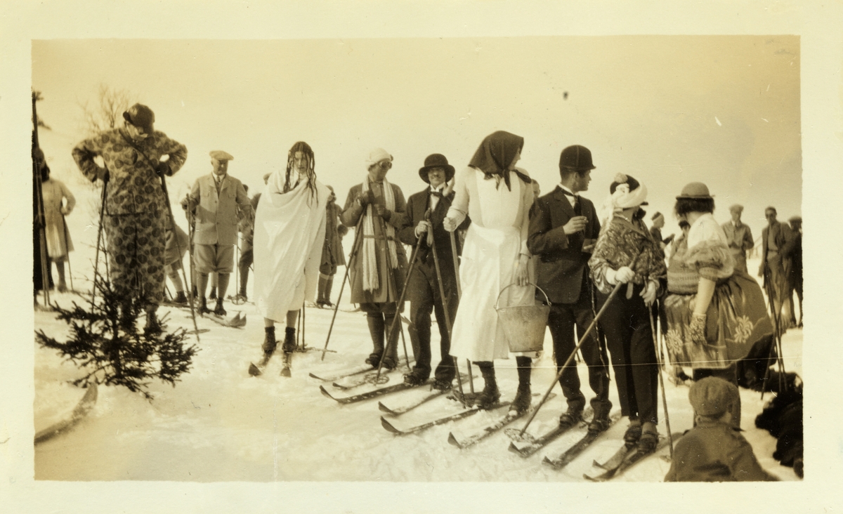 Påskeskirenn på Fefor høyfjellshotell. Nummer to fra venstre forrest er Lucy Egeberg. Fotografert påsken 1926.