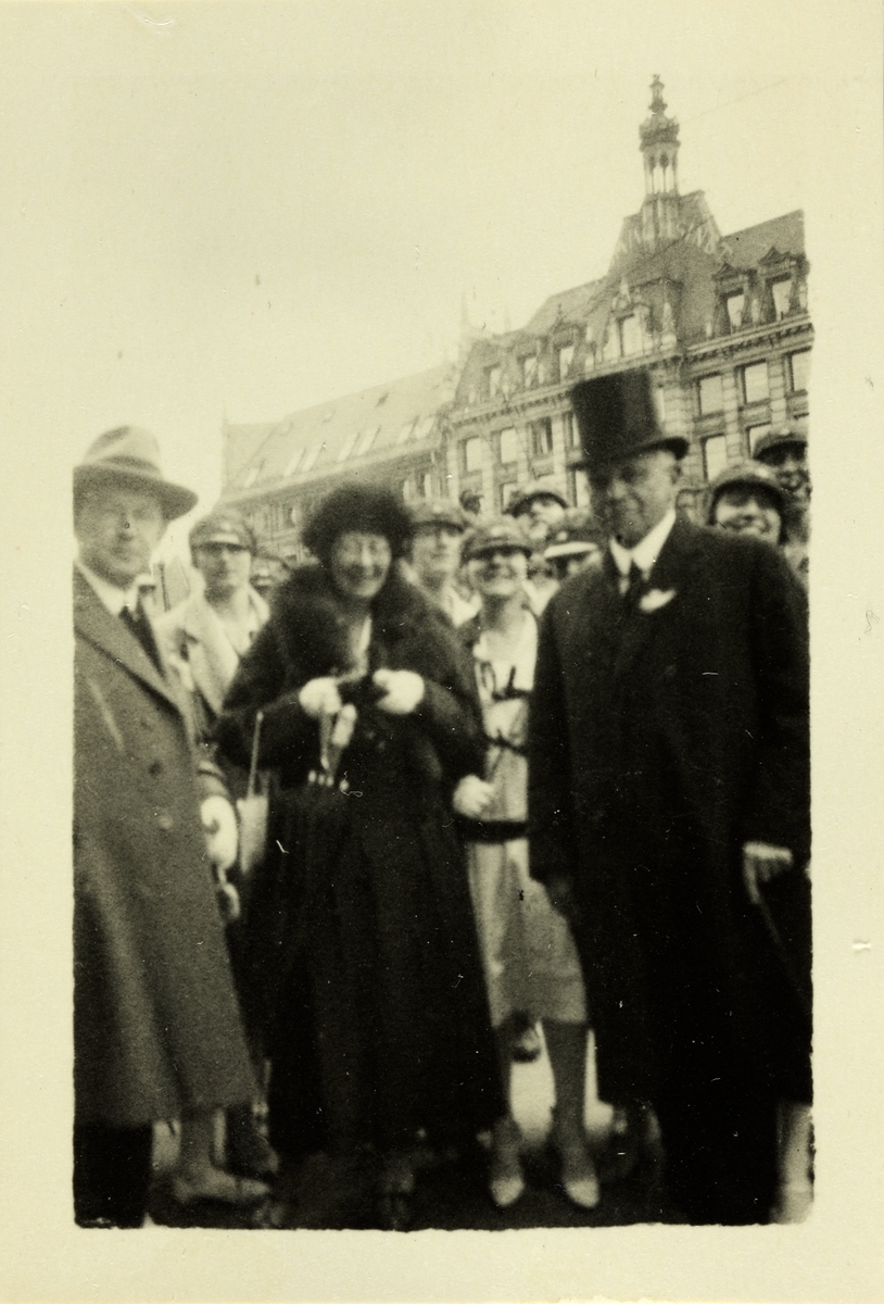 Hr og fru Skonhoft og rektor Skattum ved Vestheim skole på Stortorvet 17. mai 1926. Bak står russen.