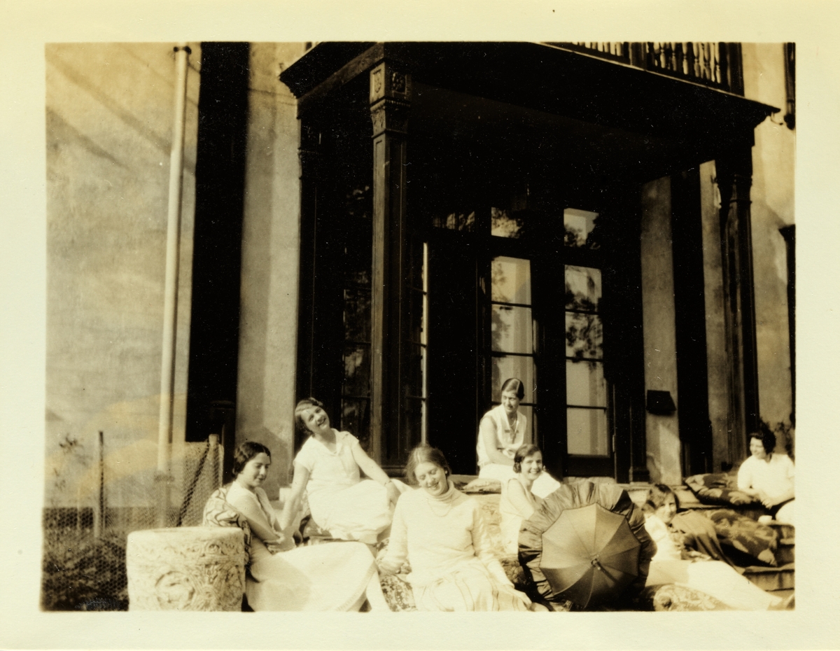 En gruppe unge kvinner, deriblant Mimi og Lucy Egeberg, på trappen foran Klaveness-eiendommen Lagåsen. Fotografert pinsen 1926.
