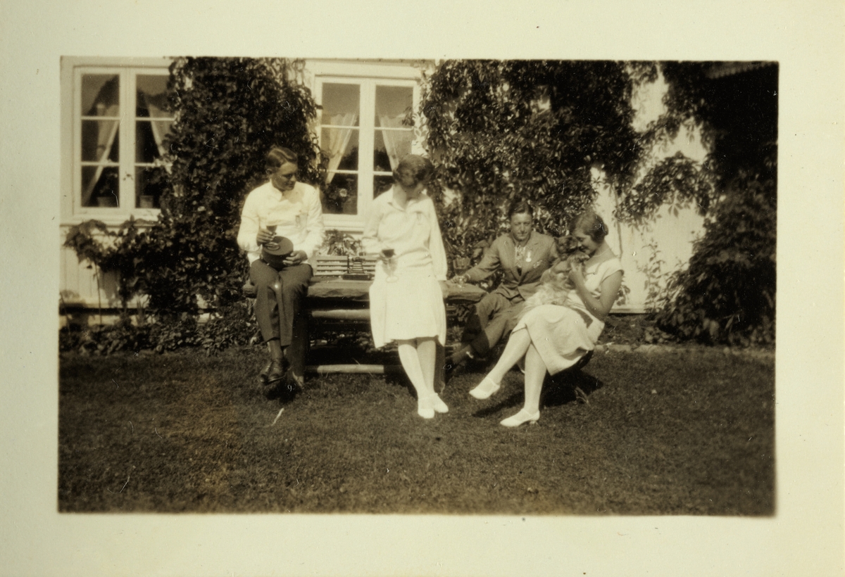 To kvinner og to menn, alle medlemmer av "Kulinarisk klub", utenfor et bolighus. Kvinnene er fra venstre Cecilie Broch og Sisken Skjelderup.  Antagelig fotografert sommeren 1926.
