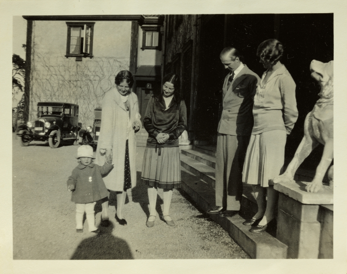 Familiemøte foran inngangen til eiendommen Lagåsen i Bærum. I midten antagelig Lucy Egeberg og Anton Fredrik Klaveness som gifter seg i august samme år. Fotografert juni 1928