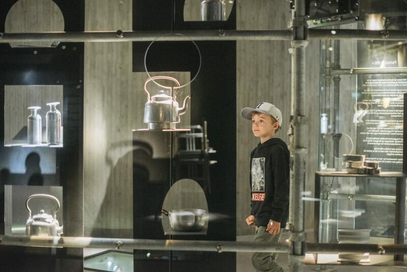 En liten gutt på besøk på Aluminiummuseet. Foto: Georg Aamodt.