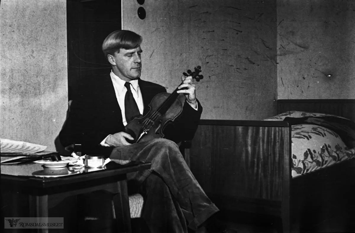"Gunnar Knudsen på Alexandra"."Oktober 1951".Gunnar Knudsen f.1907 d.2003 var en fiolinist og kapellmester fra Drammen..I 1938 - 1945 var han i Stavanger der han i stor grad var med å bygge opp musikklivet i byen.