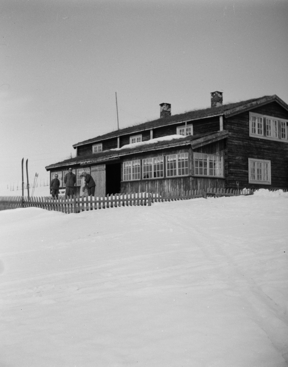 Skeikampen med "fru Ødegaards hus", påsken 1930. Personene er Jørgen, Helge, Kirsten og Harald