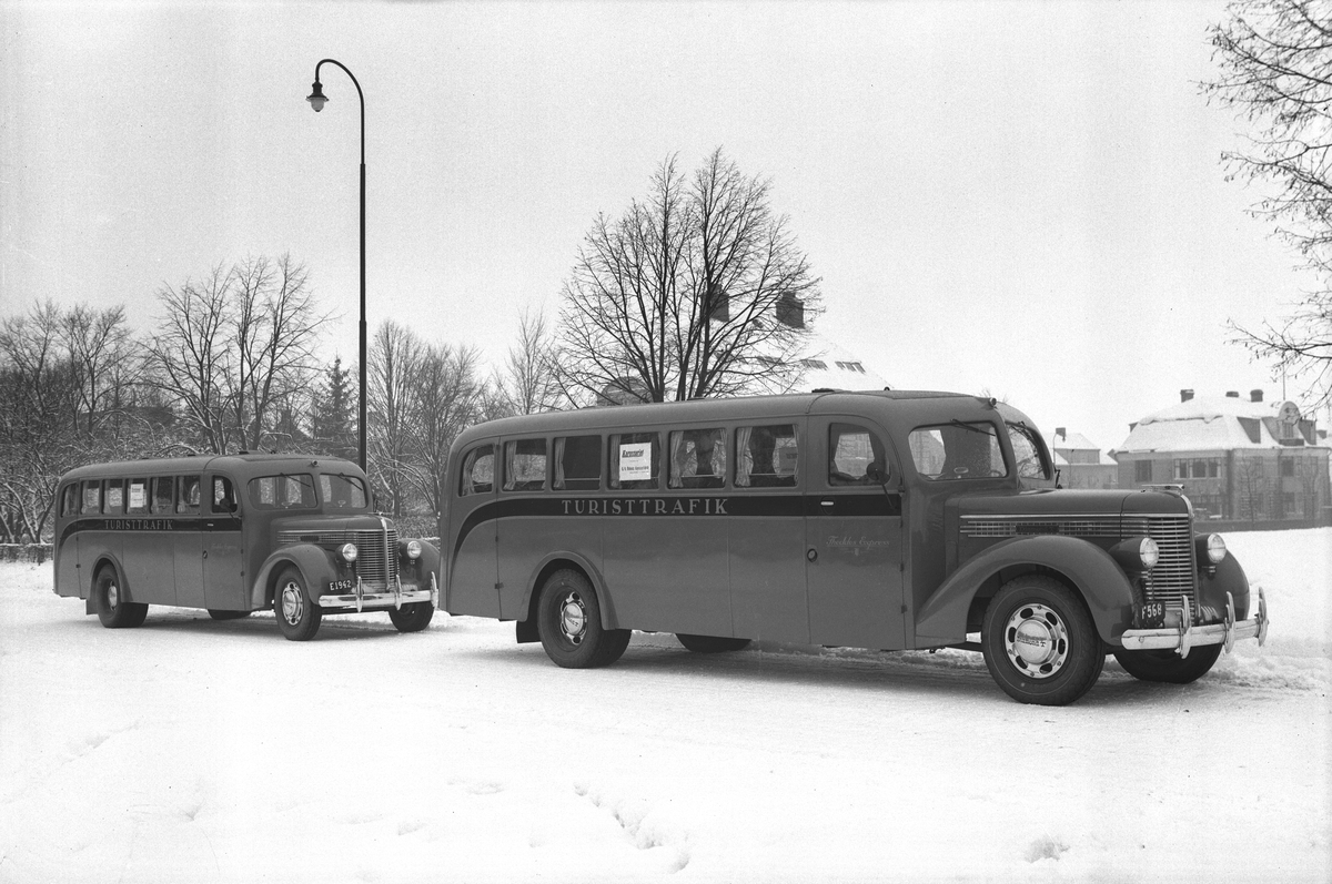 Två eleganta bussar av det amerikanska märket Diamond T uppställda på Sankt Larsgatan invid Gamla idrottsplatsen i Linköping. Firmatexten knyter bussarna till Theodor Svenssons transportföretag Theddes Express AB och sannolikt var de nytillskott till firmans fordonsflotta fotoåret 1939.