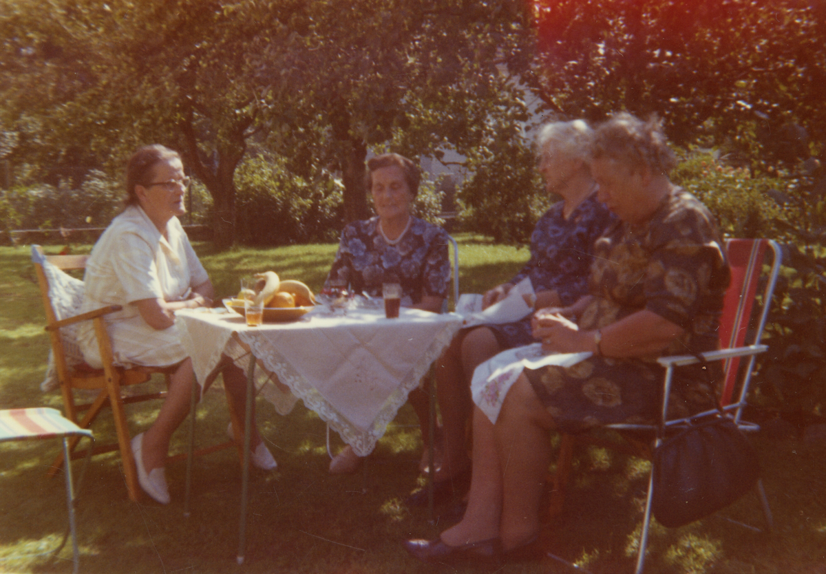 Fleire bilde av Astrid Margrete Terjesen rundt ulike bord ute i det fri.