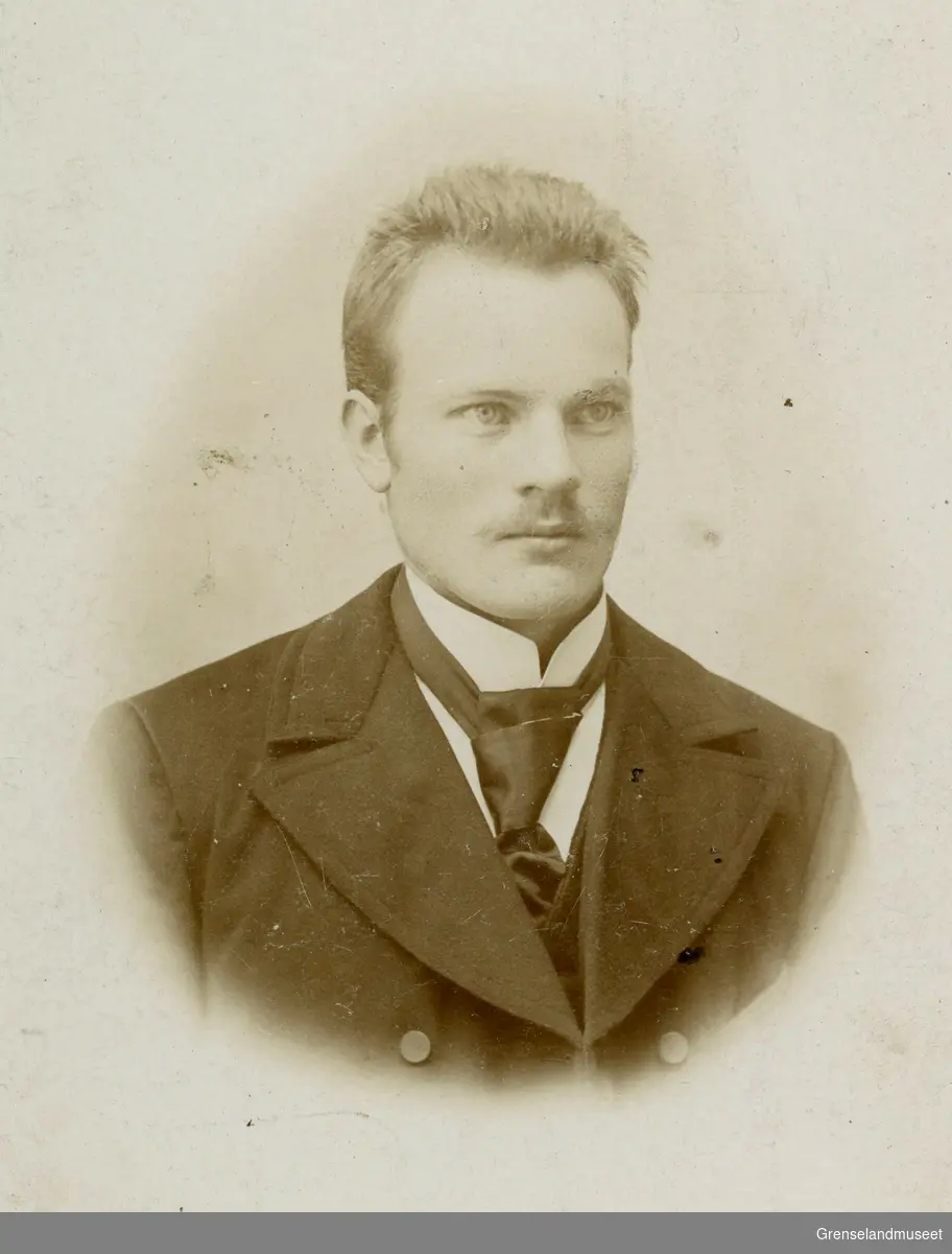 Portrett av Olav Jørgen Nordgaard. Lærer i Ropelv i Sør-Varanger i perioden 1895-1898.