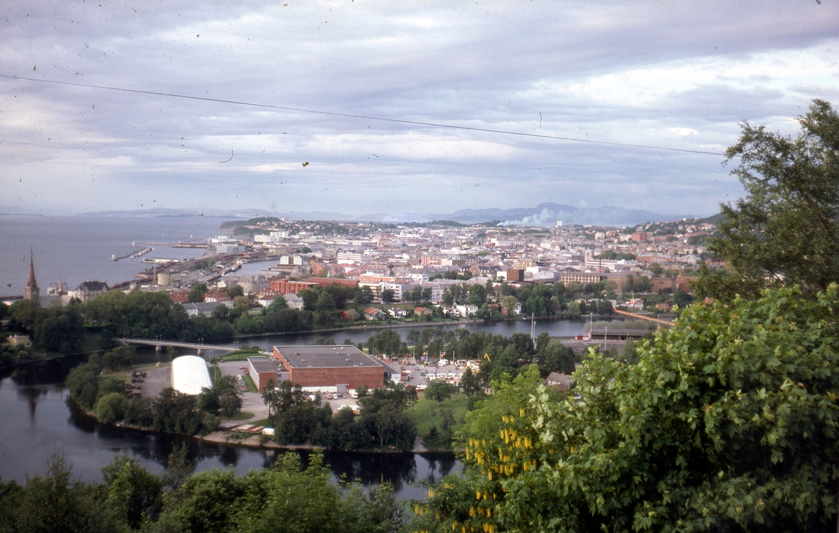 Utsikt fra Dyrborg over Nidarøhallen og byen
