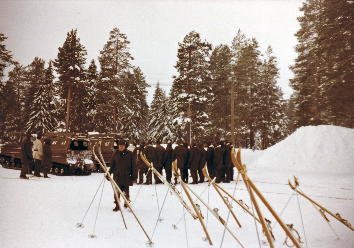 Vinterutbildning med FBU i Skaraborg på tidigt 1980-tal. Bandvagn 202 och kopplade skidor.