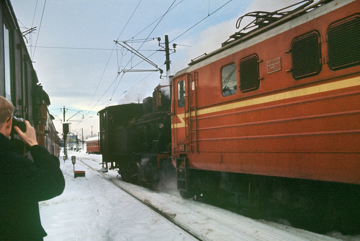Damplokomotiv type 23b og elektrisk lokomotiv El 13 utenfor Gamlestallen i Lodalen i Oslo