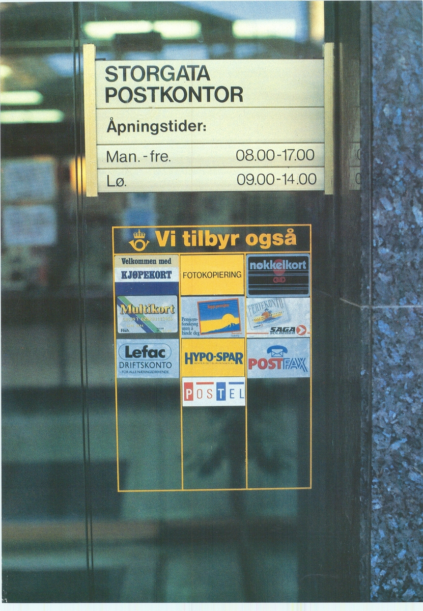 Plakat med bildemotiv av inngang til et postkontor.