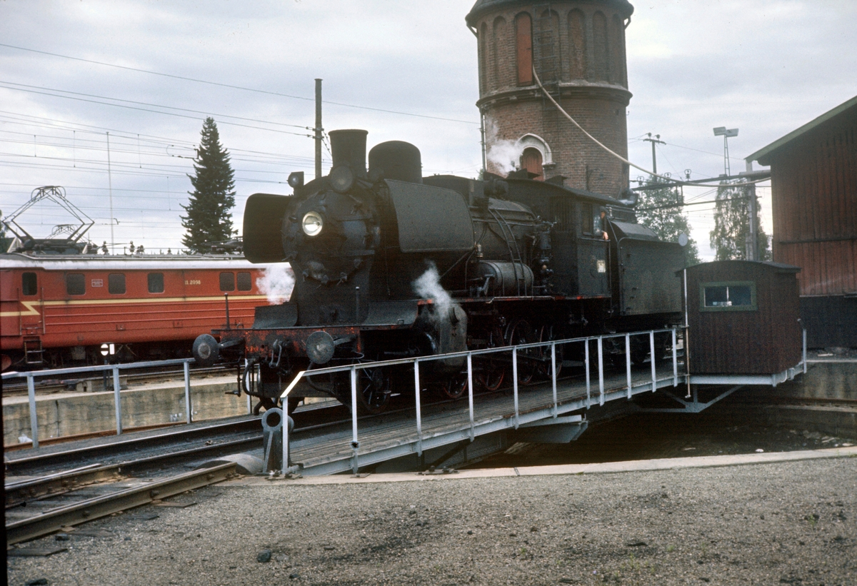 Damplokomotiv type 24b nr. 264 på svingskiven på Eina stasjon