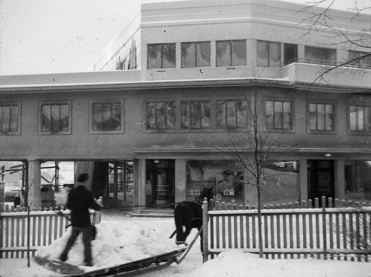 Snørydding Med Hest Og Slede Ved Funkisgården I Nymosvingen På Lillehammer Maihaugen 