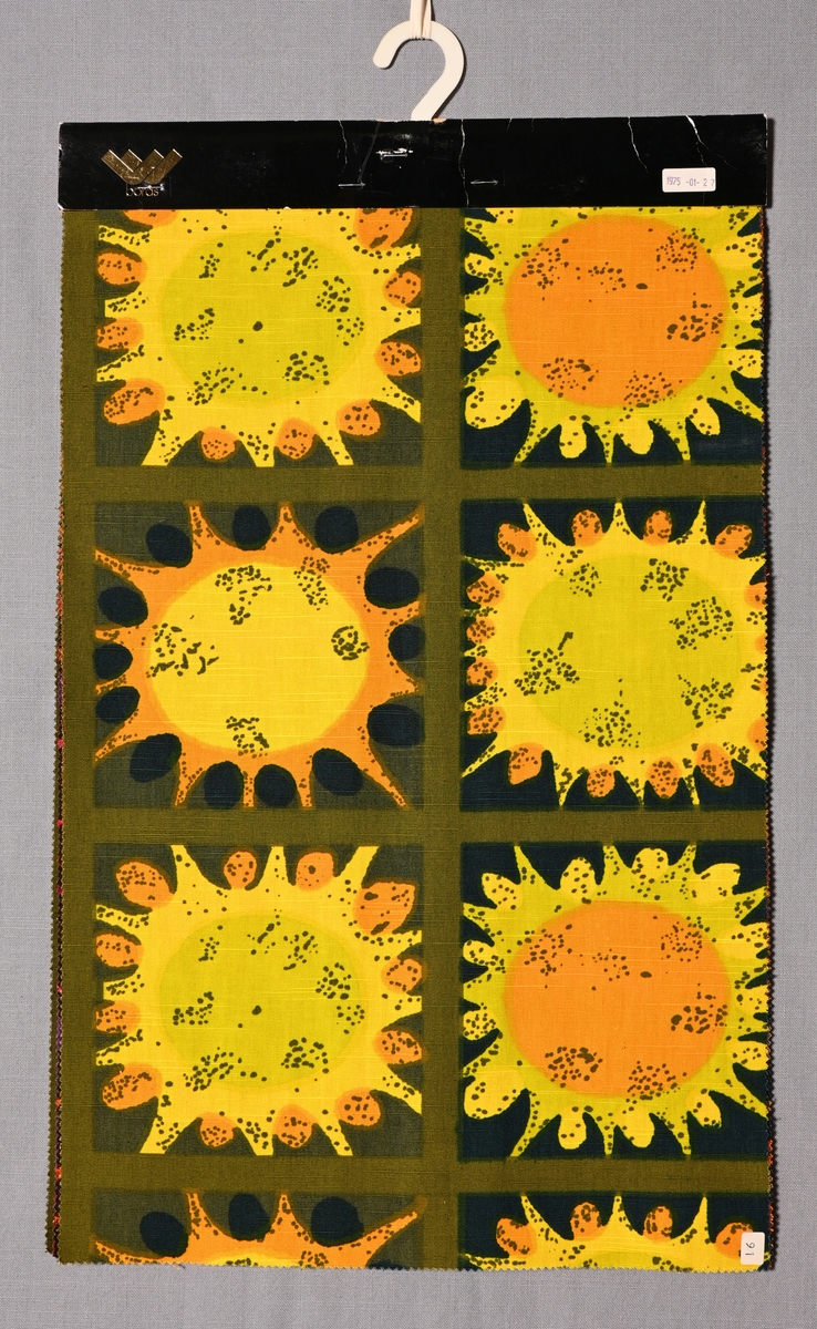 Tygprov av mönster "Plexus", 1975. Nr 815-7206
Material 100% cotton, kvalitet tayrips.
Upprepade "solar" med strålar i rutor 200 x 185 mm. Solarna har en inre cirkel i avvikande färg och små och stora prickar både i solarna och mellan strålarna.
Prov: taggat på 3 sidor, häftad papprygg med plastkrok.
Färgställningar:
91 svart, m.oliv, oliv, gul, rödgul, lime.
93 svart, brun, lj.brun, rost, orange, m.beige.
94 svart, rödlila, blålila, cerise, orange, lj.rost.
97 svart, lila, blå, m.turkos, lj.turkos, turkos.
98 svart, m.oliv, lj.oliv, grön, lime, brun.
Reaktiv färg
Mönsternummer 553
Rapport 370 x 400 mm
Antal tryckfärger 6
Tygbredd original 120 cm