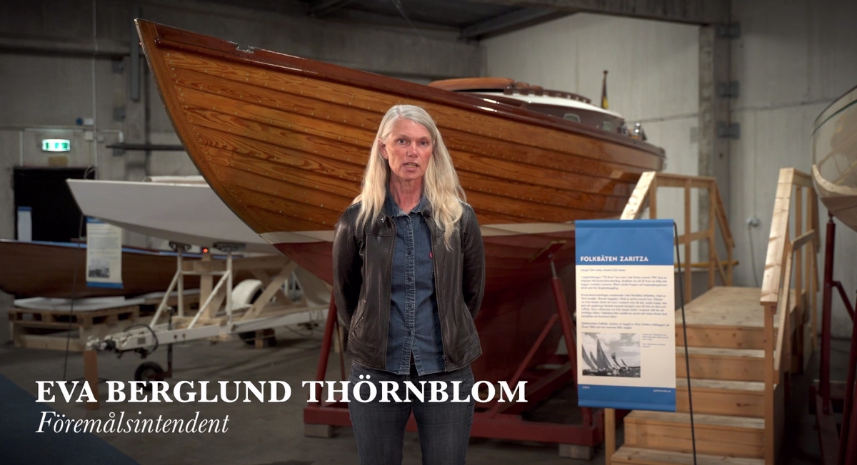 I Sjöhistoriska museets båtmagasin på Rindö berättar Eva Berglund Thörnblom om folkbåten ZARITZA.