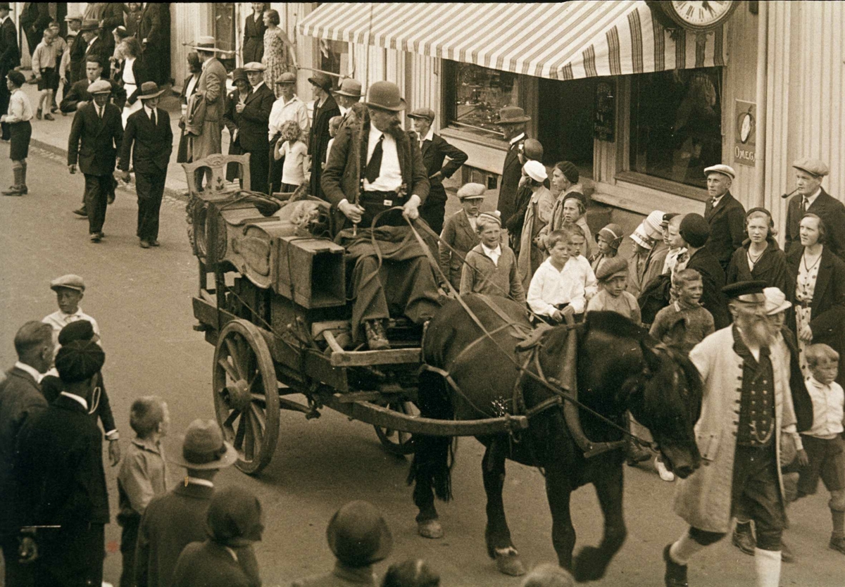 Repro: personalet, Anders Sandvig på hestelasset, opptog gjennom gatene på Lillehammer, 1927
