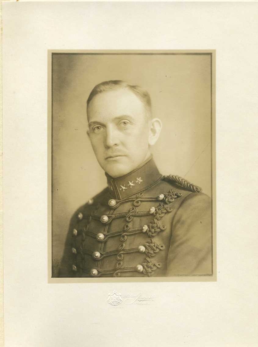Porträtt av en man i militär uniform.