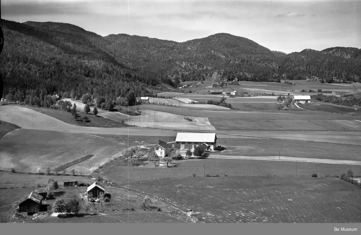 Flyfoto av Kleiva, Løvoll (Lovald) med Grave i bakgrunnen, tatt 13. juni 1958.