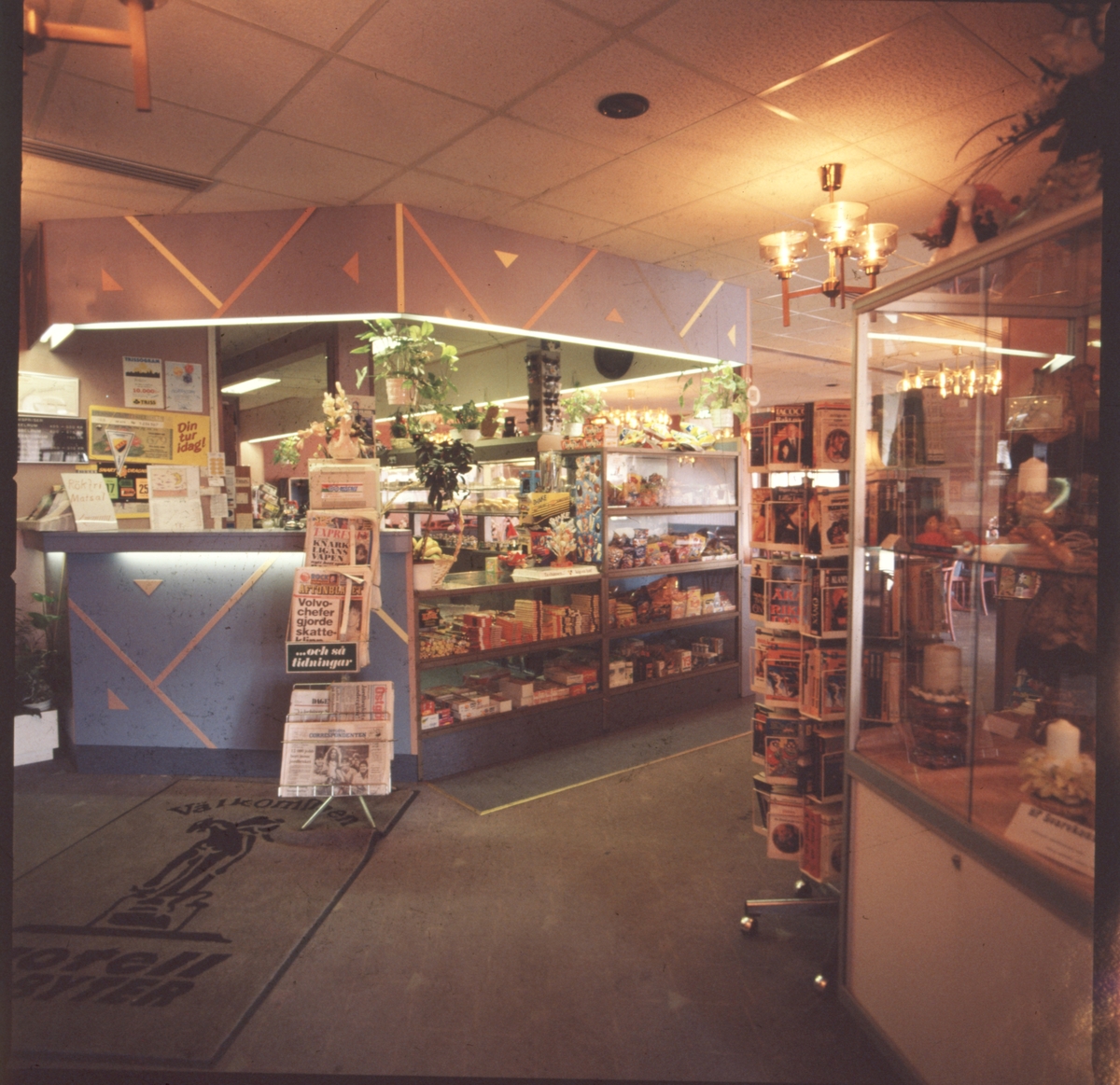 Entrén på Motell Filbyter på 1990-talet. Lobby. Kiosk. Tidningar. Restautang. Bilder ur Motell Filbyters arkiv.