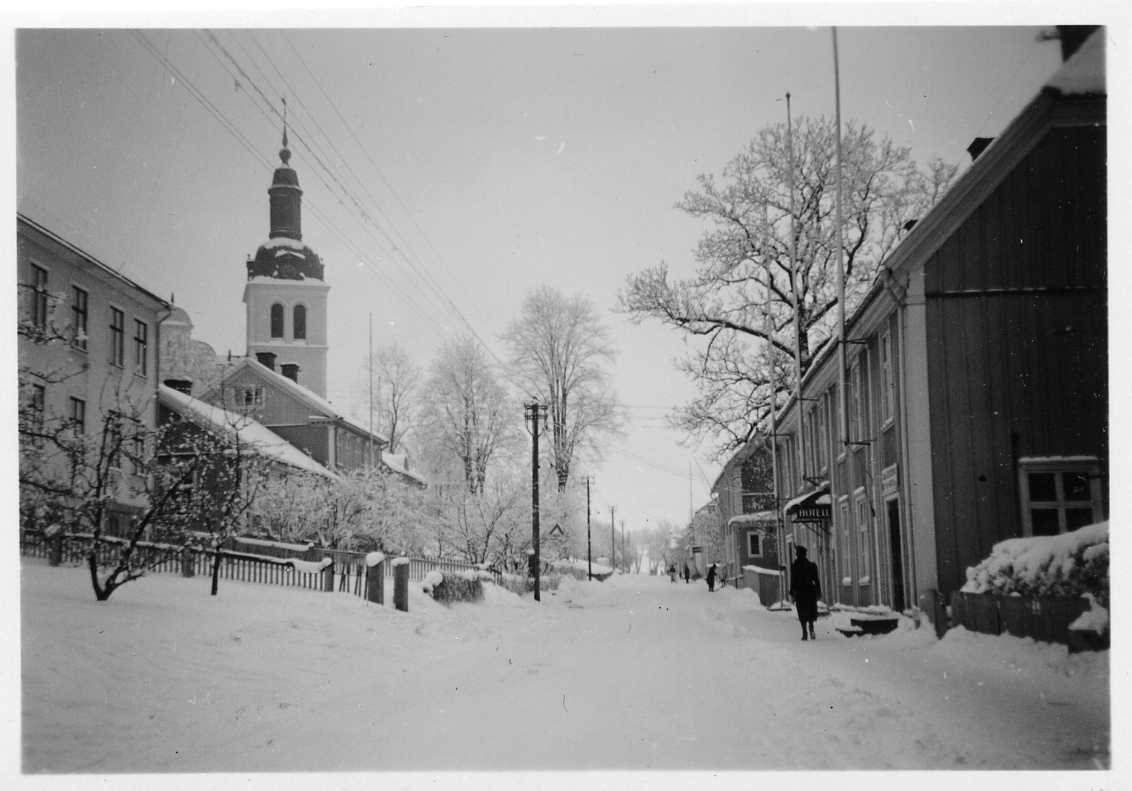 Brahegatan i Gränna i vinterskrud, mot söder. Fastigheter till vänster och Hotell Brahe till höger.