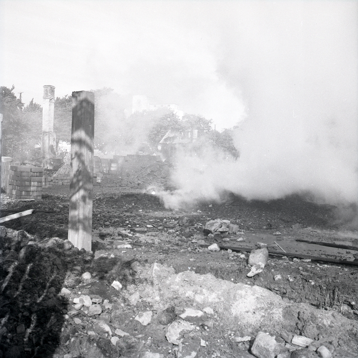 Ruinerna efter en brand hos Ludvigsson & Söner. Man misstänker att branden var anlagd.
