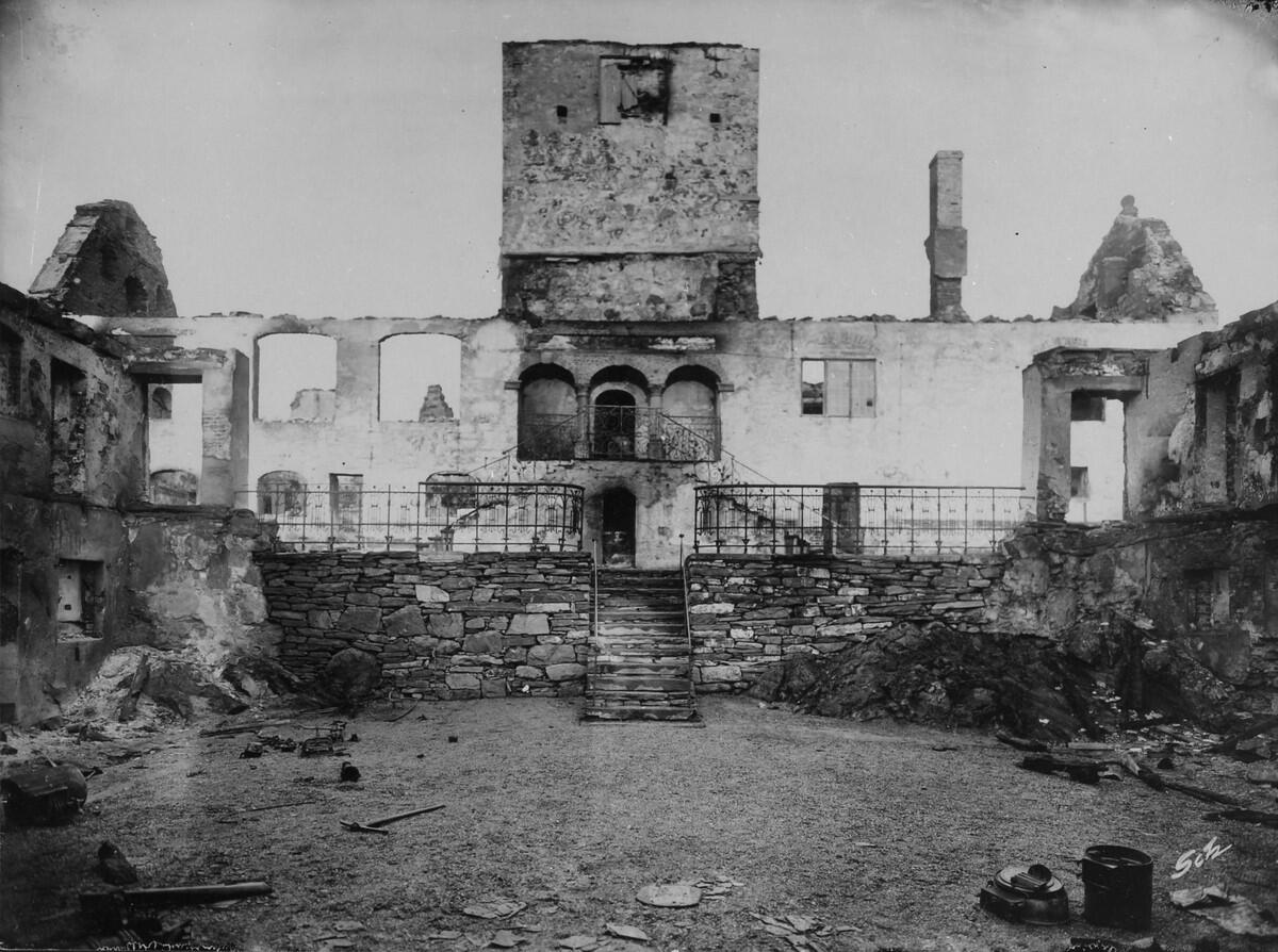 Indre borggård, mot nord, etter brannen 1916. Foto: Schrøder/Sverresborg Trøndelag Folkemuseum / Indre borggård, mot nord, etter brannen 1916. Foto: Schrøder/Sverresborg Trøndelag Folkemuseum