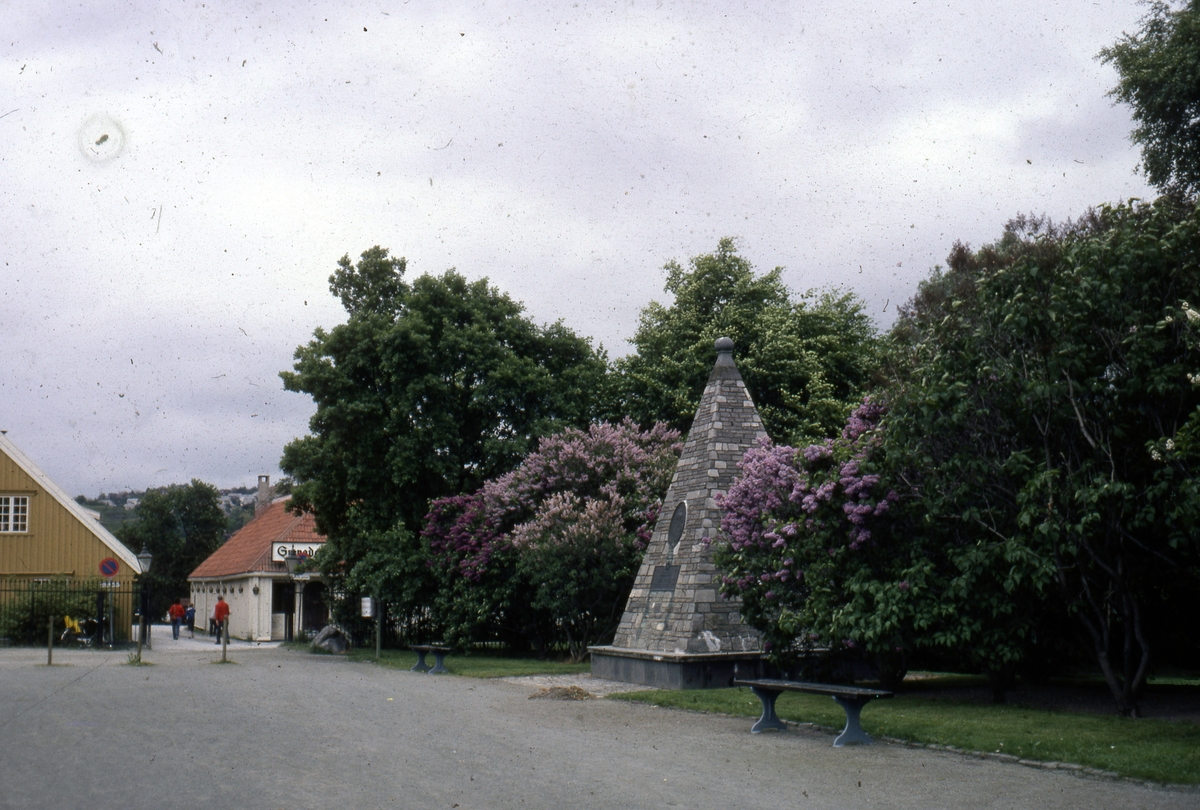 Ved Kongsgården med monumentet over Jørgen Bjelke