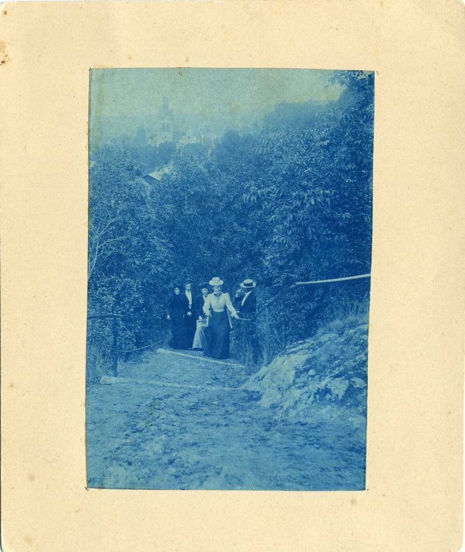 Fyra kvinnor och en man i trappan från Parkgränd upp till Grännaberget.