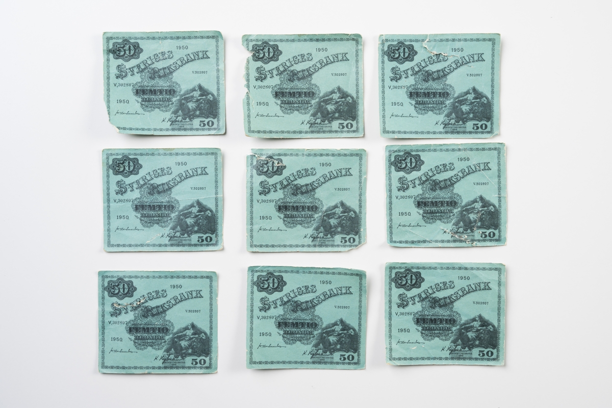 Leksakspengar, sedlar av papper i valörerna 100 kr (lila), 50 kr (ljusblå ), 10 kr (gröna) och 5 kr (gula). Tryckt text på båda sidor.

1. SVERIGES RIKSBANK ETTHUNDRA KRONOR, 1951, bild av Gustav Vasa, 10 st.
2. SVERIGES RIKSBANK FEMTIO KRONOR, 1950, bild av Gustav Vasa, 9 st.
3. SVERIGES RIKSBANK TIO KRONOR, 1951, bild av Gustav Vasa, 7 st.
4. SVERIGES RIKSBANK FEM KRONOR, 1951, bild av Gustav Vasa, 6 st.

Se vidare Historik
